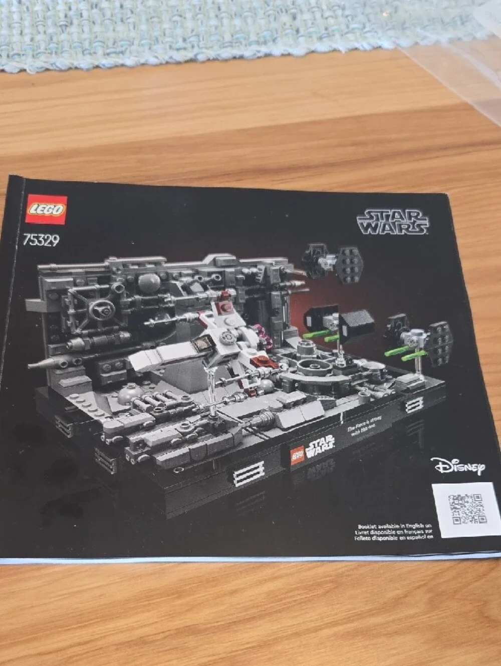 Lego Star Wars Gray Black White Diorama with Green and Pink Accents - Picture 4 of 5